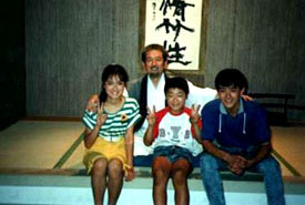 Hatsumi Masaaki mit den Schauspielern aus Jiraya